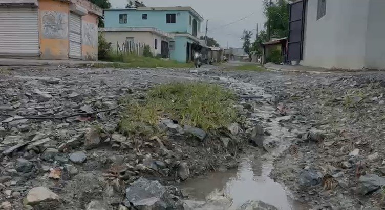 Residentes denuncian retiro de materiales y paralización de obras viales en Monte Plata